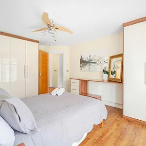 Kempton Park Views -two Double Bedroom Luxury , Sunbury-on-Thames United Kingdom